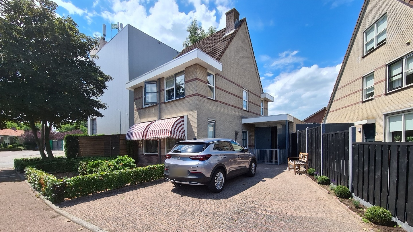De oprit en voorgevel van de salon aan de Frans Halsstraat in Voorthuizen